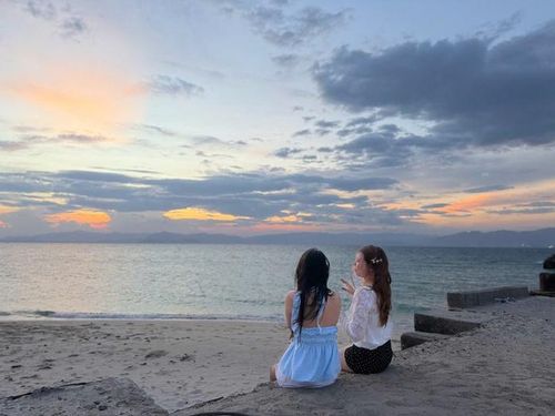 Du khách ngắm hoàng hôn trên đảo Hòn Cau
