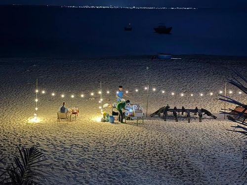 Phục vụ cho du khách ăn uống về đêm trên đảo