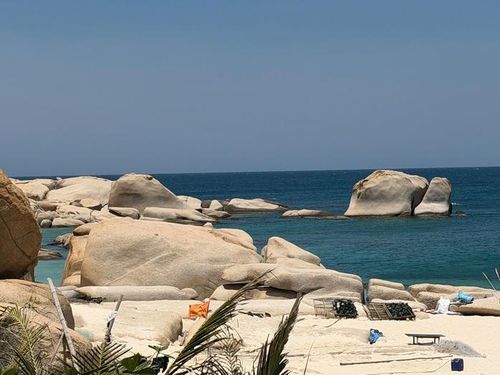 Hòn Cau được bao quanh bởi hàng vạn khối đá nguyên sinh