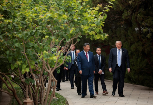  Ông Donald Trump và ông Tập Cận Bình đi dạo trong khu phức hợp Trung Nam Hải ngày 15-5. Ảnh: Reuters