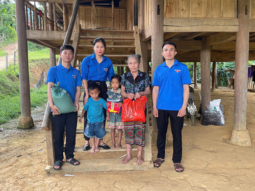 Đại diện Hội Phụ nữ và Đoàn Thanh niên Đoàn Kinh tế - Quốc phòng 4, Quân khu 4 trao quà tặng cháu Lương Thị Thảo Vi. 