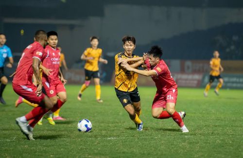 Đ. Thanh Hóa (áo sáng) khó cản được Công an Hà Nội lên ngôi vô địch sớm? (lượt đi Đ. Thanh Hóa vs Công an Hà Nội: 1-3).