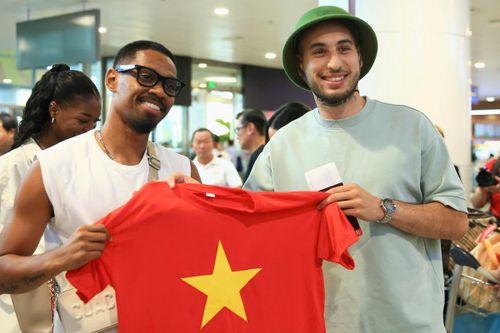 Julien Mouillon được chào đón bởi bạn đồng hương Cao Pendant Quang Vinh.