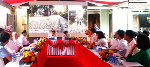Tham luận "Từ cấu trúc làng truyền thống đến mô hình “làng trong phố, phố trong làng” của PGS.TS, Kiến trúc sư Nguyễn Anh Tuấn đến từ trường Đại học Bách khoa Đà Nẵng nhận được quan tâm của nhiều đại biểu tham dự hội thảo. Ảnh: P.T