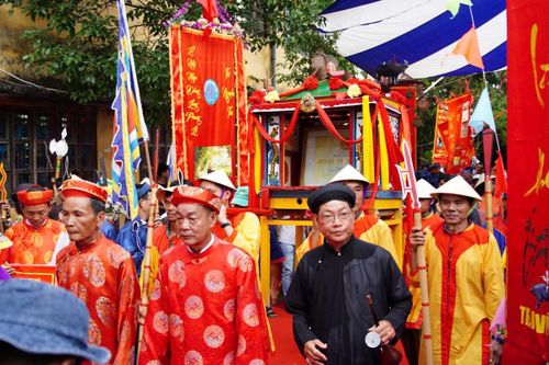Các bậc cao niên Làng Phong Lệ tham gia nghi thức Lễ rước Thần Nông.