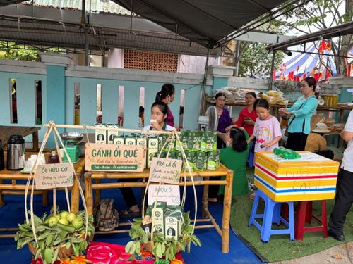 Từ rất sớm, người dân và trẻ em đã tụ tập trước khu vực sân đình Thần Nông chờ khai hội