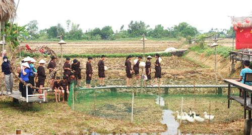 Trẻ em Hòa Xuân háo hức trước giờ tham gia trò chơi bắt vịt.