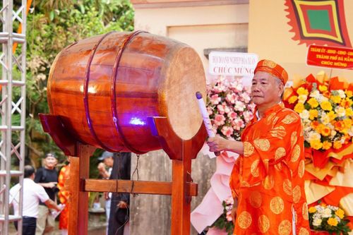 Ông Ngô Tất Hiền - Trưởng làng Phong Lệ lên đánh trống khai Hội.