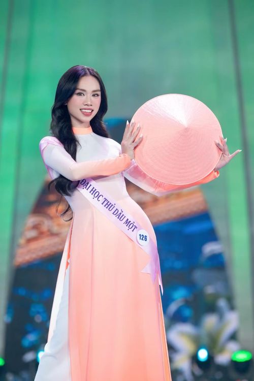 Trịnh Thị Thùy Dung trên sân khấu "Hoa khôi Sinh viên Việt Nam".