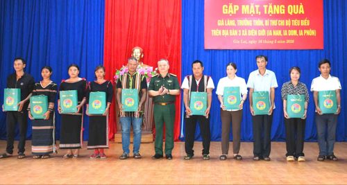 Thiếu tướng Hoàng Văn Sỹ tặng quà cho già làng, trưởng thôn
