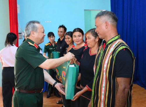 Thiếu tướng Hoàng Văn Sỹ tặng quà cho già làng, trưởng thôn ở các xã biên giới