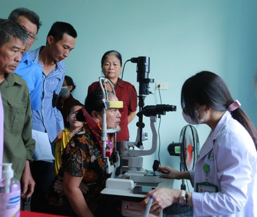 Y bác sĩ khám bệnh cho người dân