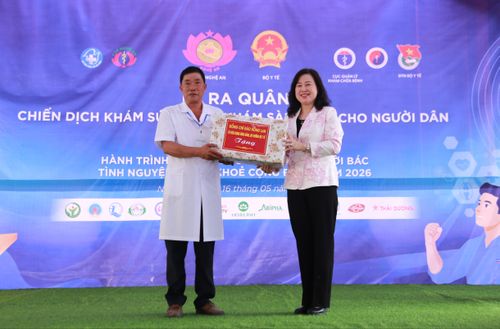 Bộ trưởng Bộ Y tế Đào Hồng Lan tặng quà cho Trạm Y tế Diễn Quảng