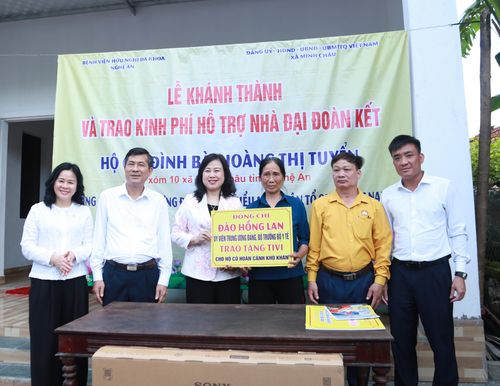 Bộ trưởng Bộ Y tế Đào Hồng Lan và lãnh đạo tỉnh Nghệ An trao quà cho gia đình khó khăn