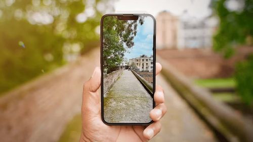 Theo Marques Brownlee, HDR và AI không phải công nghệ xấu, bởi chúng cực kỳ hữu ích trong những điều kiện khó, nhưng smartphone cần biết khi nào nên xử lý mạnh và khi nào cần tiết chế, bởi đôi khi một bức ảnh giữ được ánh sáng tự nhiên lại mang cảm xúc và chiều sâu tốt hơn nhiều so với hình ảnh đã bị thuật toán “can thiệp” quá mức.