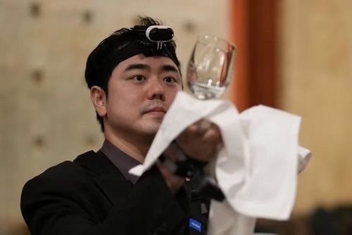 Công ty khởi nghiệp RLWRLD của Hàn Quốc đang tạo nên làn sóng tranh luận trong ngành công nghệ khi triển khai hệ thống camera hành trình gắn trên đầu công nhân nhằm ghi lại mọi thao tác làm việc để huấn luyện robot AI thế hệ mới, biến những kỹ năng tưởng như rất “con người” thành dữ liệu số hóa có thể tái sử dụng trong môi trường công nghiệp.