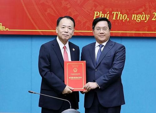 Chủ tịch UBND tỉnh Trần Duy Đông trao Giấy chứng nhận đăng ký đầu tư Dự án Nhà máy sản xuất, chế tạo vi mạch điện tử Meiko Yên Quang theo cơ chế “luồng xanh”.