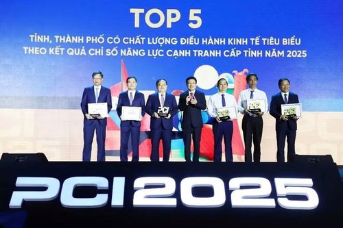 Phó Chủ tịch UBND tỉnh Phú Thọ Phan Trọng Tấn (ngoài cùng bìa phải) nhận Kỷ niệm chương và Giấy chứng nhận giải thưởng.