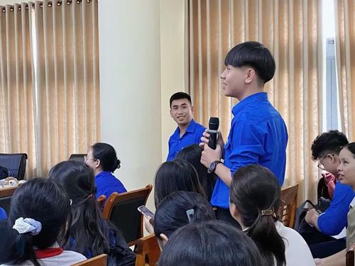 Cùng nhau trao đổi kiến thức, thảo luận về sinh vật biển và các vấn đề môi trường hiện nay.