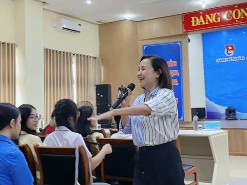 Thạc sĩ Nguyễn Thị Tường Vi – giảng viên Trường Đại học Sư phạm (Đại học Đà Nẵng) trao đổi với học sinh tại chương trình.
