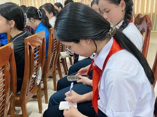 Học sinh ghi chép, trao đổi kiến thức trong chương trình đào tạo kỹ năng thuộc dự án “Tuổi trẻ Đà Nẵng – Hành động xanh vì biển quê hương” năm 2026.