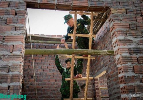Thiếu tá Nguyễn Năng Hiệp trực tiếp tham gia xây dựng nhà giúp dân theo Chương trình “Xóa nhà tạm, nhà dột nát” do Chính phủ phát động. Ảnh: Ngọc Toàn