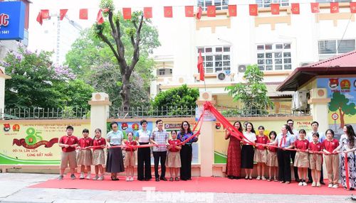 Đại biểu cùng giáo viên, học sinh nhà trường thực hiện nghi thức khánh thành công trình sáng 15/5. Ảnh: Xuân Tùng