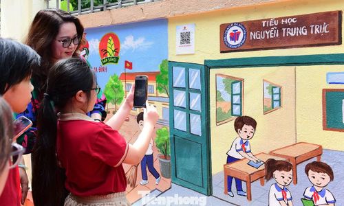 Học sinh quét mã QR gắn với bức tranh chủ đề "Nghìn việc tốt". Ảnh: Xuân Tùng