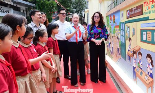 Chị Phạm Thu Phương giới thiệu về công trình tới các đại biểu và học sinh trường. Ảnh: Xuân Tùng