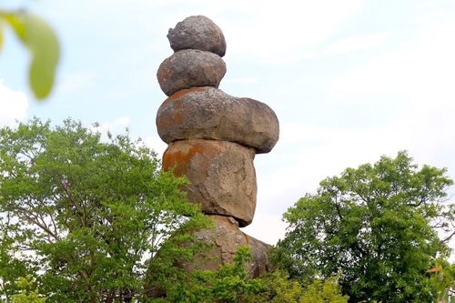 Ở mỗi góc nhìn những khối đá lại cho ra một hình thù khác lạ. Ở góc nhìn sau lưng các khối đá lớn như tượng Phật ngồi thiền.