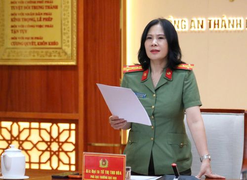 Đại tá Từ Thị Thu Hòa - Phó Cục trưởng Cục Công tác chính trị, Bộ Công an phát biểu tại buổi làm việc với Công an TP.HCM.