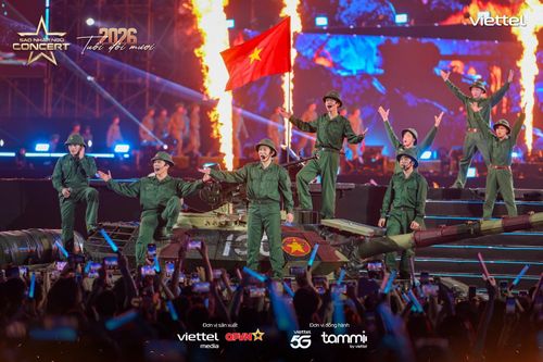 Phan Mạnh Quỳnh, Quốc Thiên, Kay Trần, Anh Tú, Double 2T lần đầu kết hợp trên xe tăng T-54B phiên bản cải tiến
