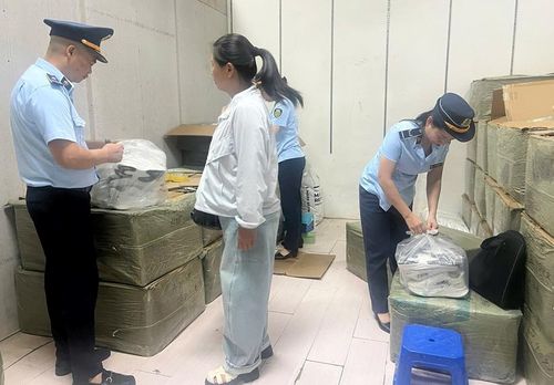 Đội QLTT số 1 khám kho hàng tại Chợ Trung tâm, phường Móng Cái 1, tỉnh Quảng Ninh. Ảnh: QLTT
