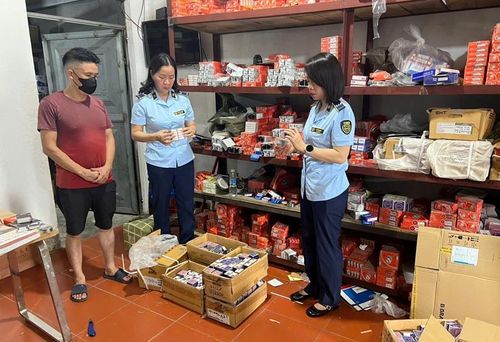 Đội QLTT số 1 khám kho hàng tại Khu 5, phường Móng Cái 2, tỉnh Quảng Ninh. Ảnh: QLTT