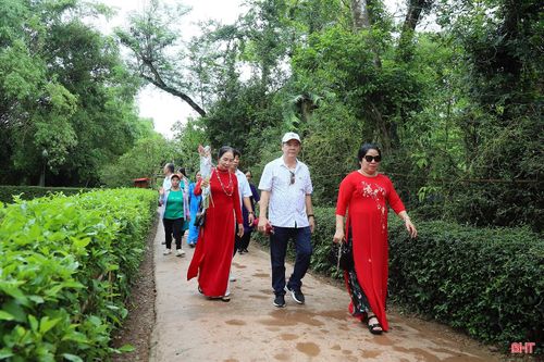 Tại quê nội Làng Sen, từng đoàn du khách về dâng hoa, tham quan các không gian lưu niệm gắn với tuổi thơ của Chủ tịch Hồ Chí Minh như nhà tranh 5 gian, nhà cụ Phó bảng Nguyễn Sinh Sắc, giếng Cốc, ao sen…
