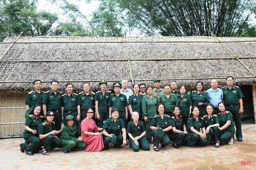 Nhiều du khách xúc động khi được tận mắt xem những hiện vật, tư liệu nhuốm màu thời gian tại quê ngoại Chủ tịch Hồ Chí Minh. Bà Vũ Hạnh Thư (SN 1955, phường Đống Đa, Hà Nội) chia sẻ: “Tôi là cựu chiến binh, từng được học tập và noi theo tấm gương của Bác trong những năm tháng chiến tranh. Hôm nay, khi đất nước đã hòa bình, được về thăm quê Bác đúng dịp tháng 5, tôi càng thêm nhớ Người và khắc ghi những lời dạy giản dị mà sâu sắc dành cho thế hệ hôm nay."