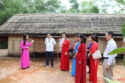 Tại đây, những câu chuyện cảm động về cội nguồn, nếp nhà và tình cảm sâu nặng của Chủ tịch Hồ Chí Minh dành cho quê hương đã để lại nhiều dấu ấn trong hành trình trở về xứ Nghệ của mỗi du khách.