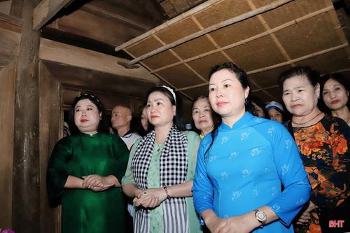 Nhiều người không giấu được niềm xúc động, nghẹn ngào khi lắng nghe về những năm tháng tuổi thơ giản dị của Bác Hồ. Bà Nguyễn Thị Thu Nga (phường Nghĩa Đô, Hà Nội) chia sẻ: “Chuyến hành hương về quê Bác với mỗi chúng tôi vô cùng ý nghĩa. Đây không chỉ là dịp để tưởng nhớ vị lãnh tụ kính yêu mà còn nhắc nhở mỗi người về những điều Bác dạy, để sống tốt hơn, có trách nhiệm hơn với gia đình và xã hội…”.
