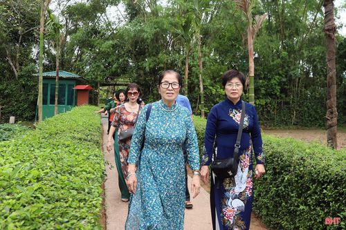 Trong lớp lớp người trở về quê Bác dịp tháng 5, có những đoàn du khách trong bộ quân phục chỉnh tề, tà áo dài truyền thống thướt tha… tất cả hòa cùng không khí trang nghiêm, sâu lắng tại nơi đã sinh ra vị lãnh tụ kính yêu của dân tộc.