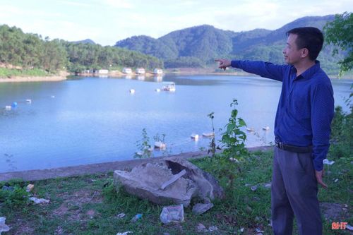 Ông Lê Viết Thân - Trưởng phòng Kế hoạch kỹ thuật, Trung tâm Nước sạch và Vệ sinh môi trường nông thôn Hà Tĩnh cho biết: "Thời gian qua, đơn vị đã phối hợp với công an xã và chính quyền địa phương tuyên truyền nhắc nhở, đồng thời cắm các biển cảnh báo. Khi có lực lượng chức năng túc trực thì tình hình được cải thiện; tuy nhiên, khi vắng lực lượng chức năng, tình trạng tự ý xuống hồ tắm lại tái diễn. Chúng tôi mong muốn chính quyền địa phương có những giải pháp quyết liệt hơn để ngăn chặn tình trạng này".