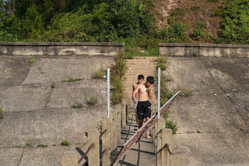 Thời gian qua đơn vị quản lý hồ đã nhiều lần phối hợp với chính quyền địa phương tuyên truyền, nhắc nhở và cắm biển cảnh báo tại các điểm nguy hiểm, tuy nhiên tình trạng xuống hồ tắm vẫn tái diễn, nhất là trong những ngày nắng nóng.