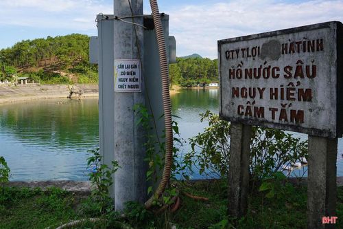 Dù khu vực này đã được cắm biển cảnh báo nguy hiểm, thế nhưng nhiều em vẫn chủ quan.