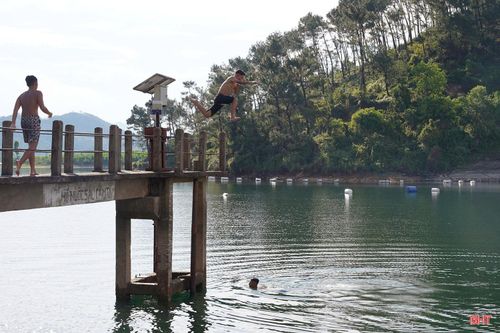Vì vậy, bên cạnh sự vào cuộc của chính quyền và đơn vị quản lý, các bậc phụ huynh cần quan tâm, quản lý chặt con em mình, tuyên truyền, nhắc nhở các em không tự ý xuống hồ tắm để bảo vệ an toàn cho bản thân...