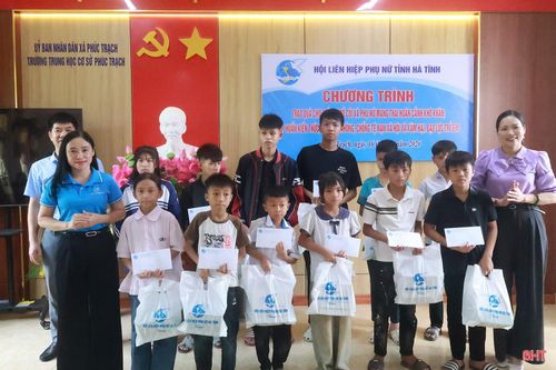 Đoàn trao quà cho trẻ em mồ côi hoàn cảnh khó khăn các xã Phúc Trạch, Hương Xuân.