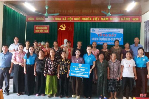 Hội LHPN Hà Tĩnh tặng quà cho các câu lạc bộ.