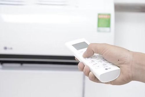 Bật tắt máy lạnh nhiều lần trong ngày làm hao tốn điện năng hơn.