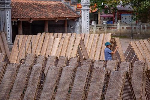 Sân đình làng Thổ Hà cổ kính trở thành không gian phơi bánh đa nem lý tưởng, hòa quyện giữa nhịp sống lao động và giá trị di sản. (Ảnh: Hà Anh/TTXVN phát)