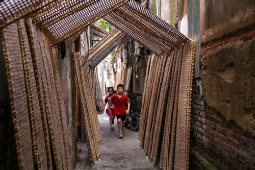 Không gian sản xuất và đời sống thường nhật đan xen trong từng con ngõ nhỏ của làng nghề bánh đa. (Ảnh: Quỳnh Anh/TTXVN phát)