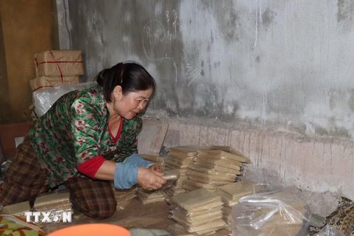 Những xấp bánh ram được đóng gói để chuẩn bị giao đến tay khách hàng. (Ảnh: Hoàng Ngà/TTXVN)