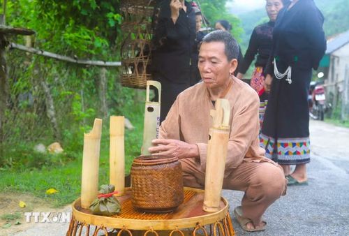 Trang phục truyền thống của người đàn ông Ơ Đu (quần dài và áo dài tay) thường được làm từ vải tự dệt và nhuộm màu tự nhiên, cả quần và áo đều đồng màu, màu chàm đặc trưng. (Ảnh: Xuân Tiến/TTXVN)